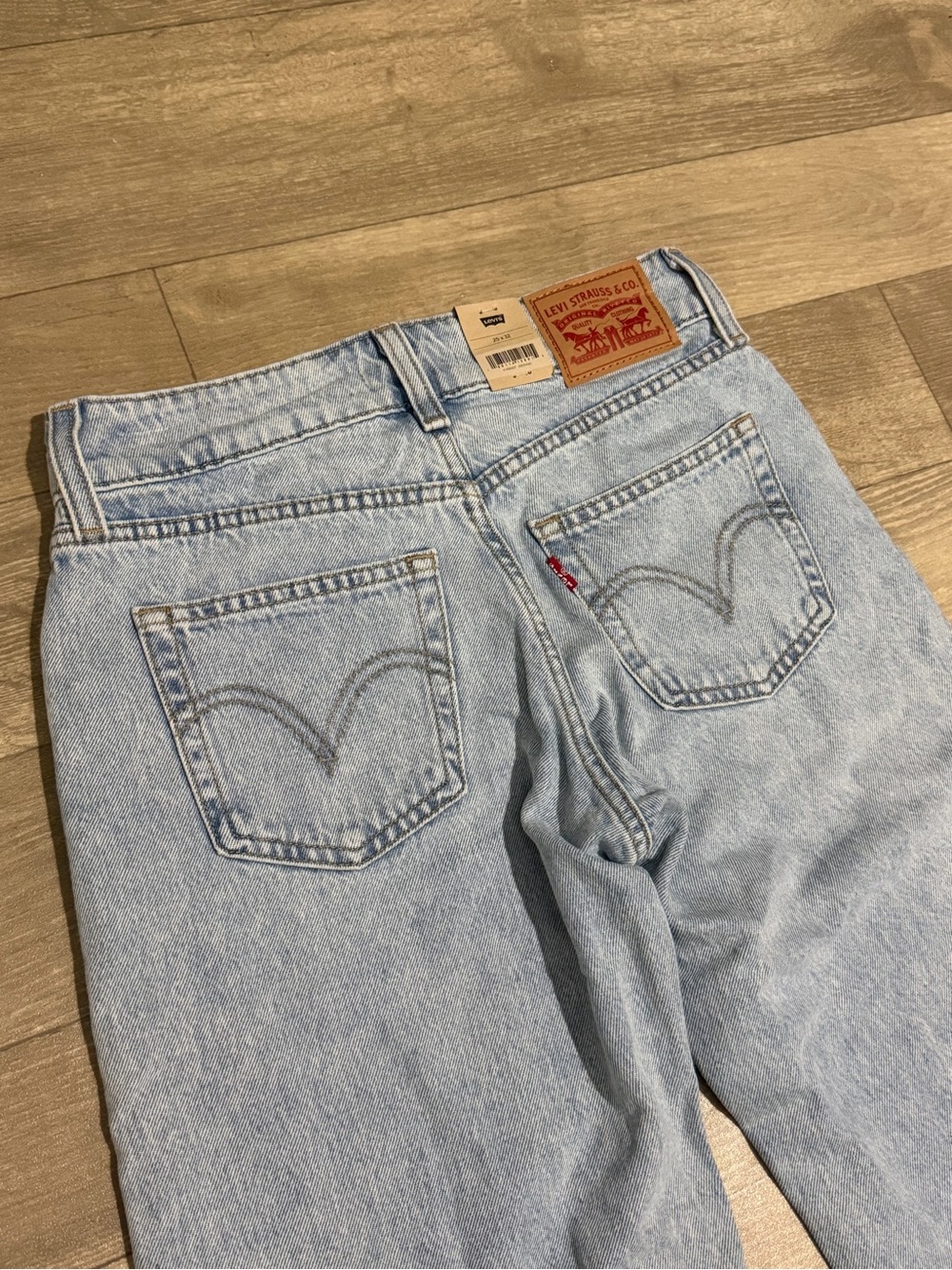 Levi's Women's Low-Rise Superlow Loose Jeans - Abraided Art 25x32 - Picture 13 of 16